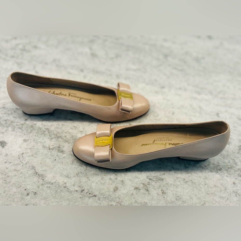Salvatore Ferragamo Vara Bow Heels in soft pink oyster, size 6B - Picture 12 of 13